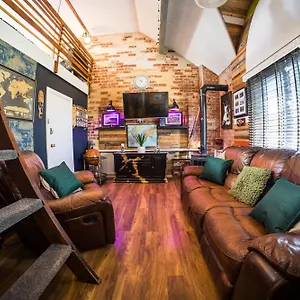 2 Independant Boutique One Sleeps 2 The Other Sleeps 4, Meadowhall, Arena, Free Parking , Sheffield United Kingdom